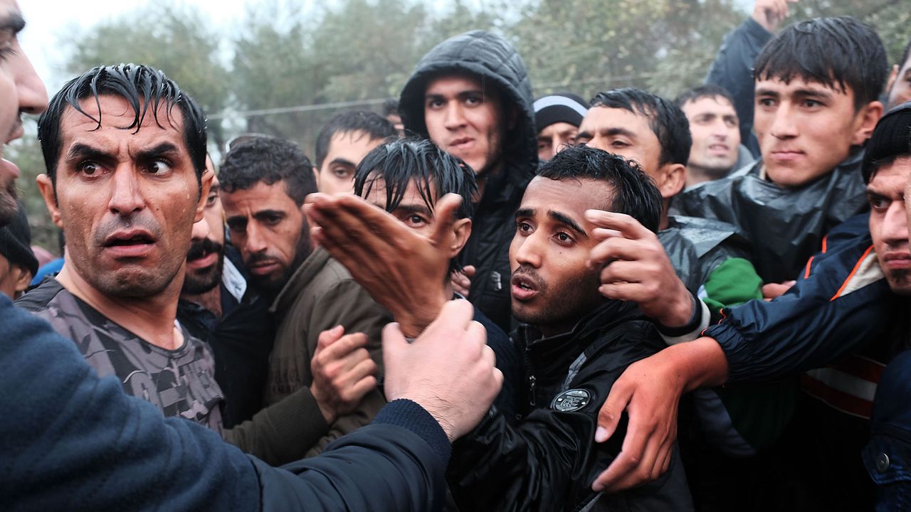 Най-малко 76 души, включително деца, са загинали, а трима са