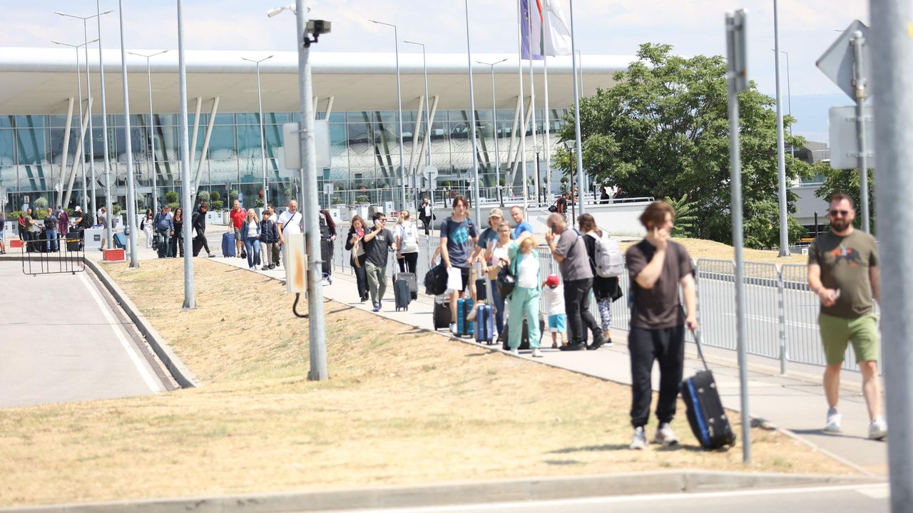 Възстановиха достъпа на автомобили до Терминал 2 на летище „Васил Левски“ – София