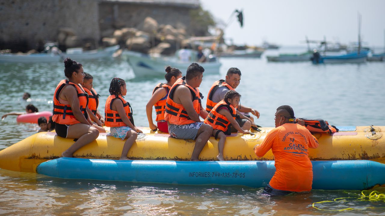 Пореден инцидент в Слънчев бряг. 16-годишен младеж падна от надуваем