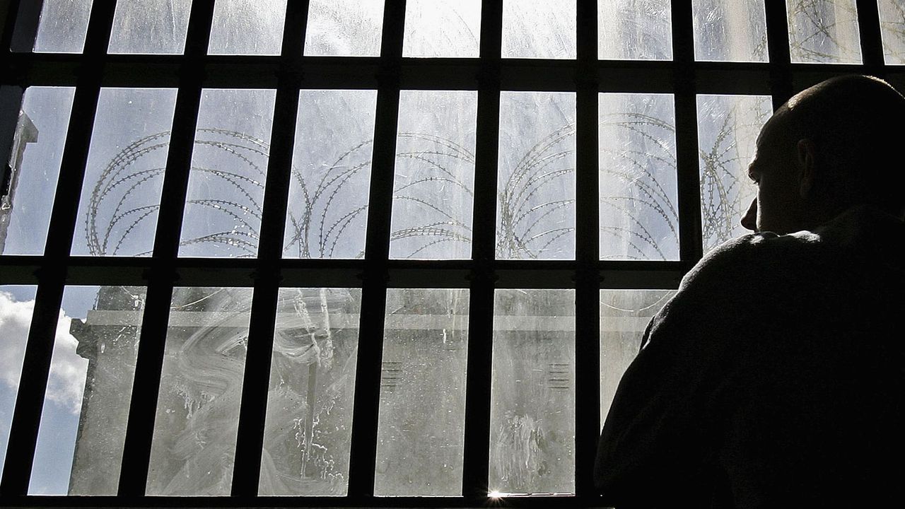 Служител на затвора е извършил обиск на 22-годишния мъж на 24