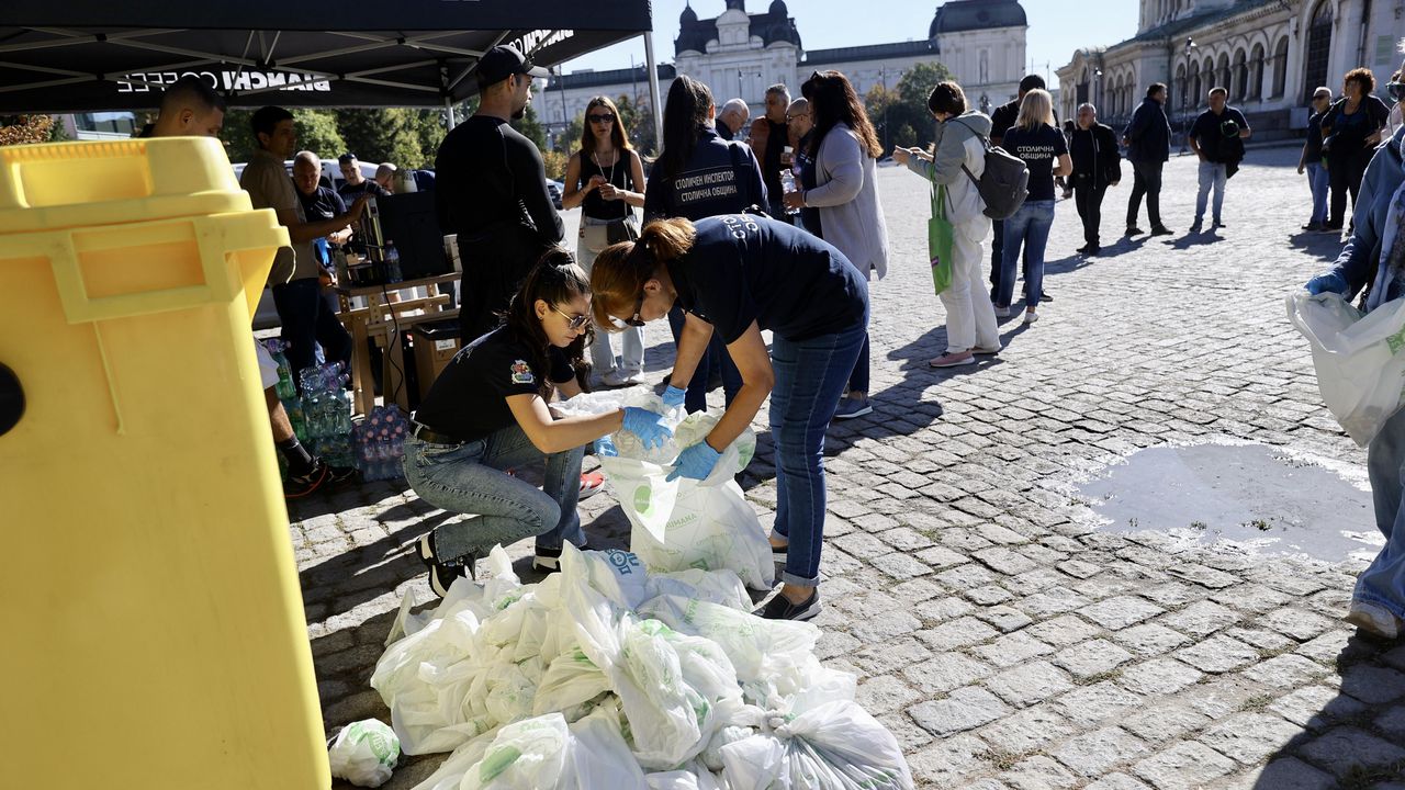 Малки и големи се включиха днес в акция за почистване