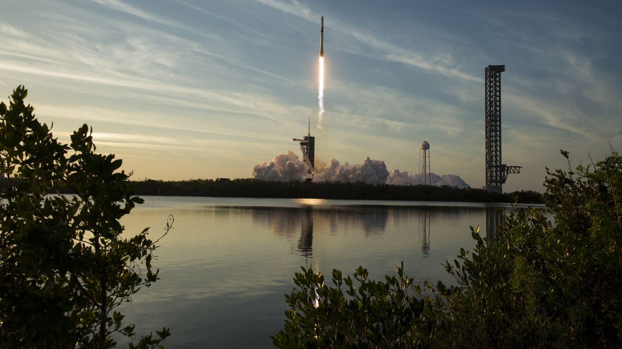 САЩ ще търсят конкурентни компании на SpaceX за мисията до Луната