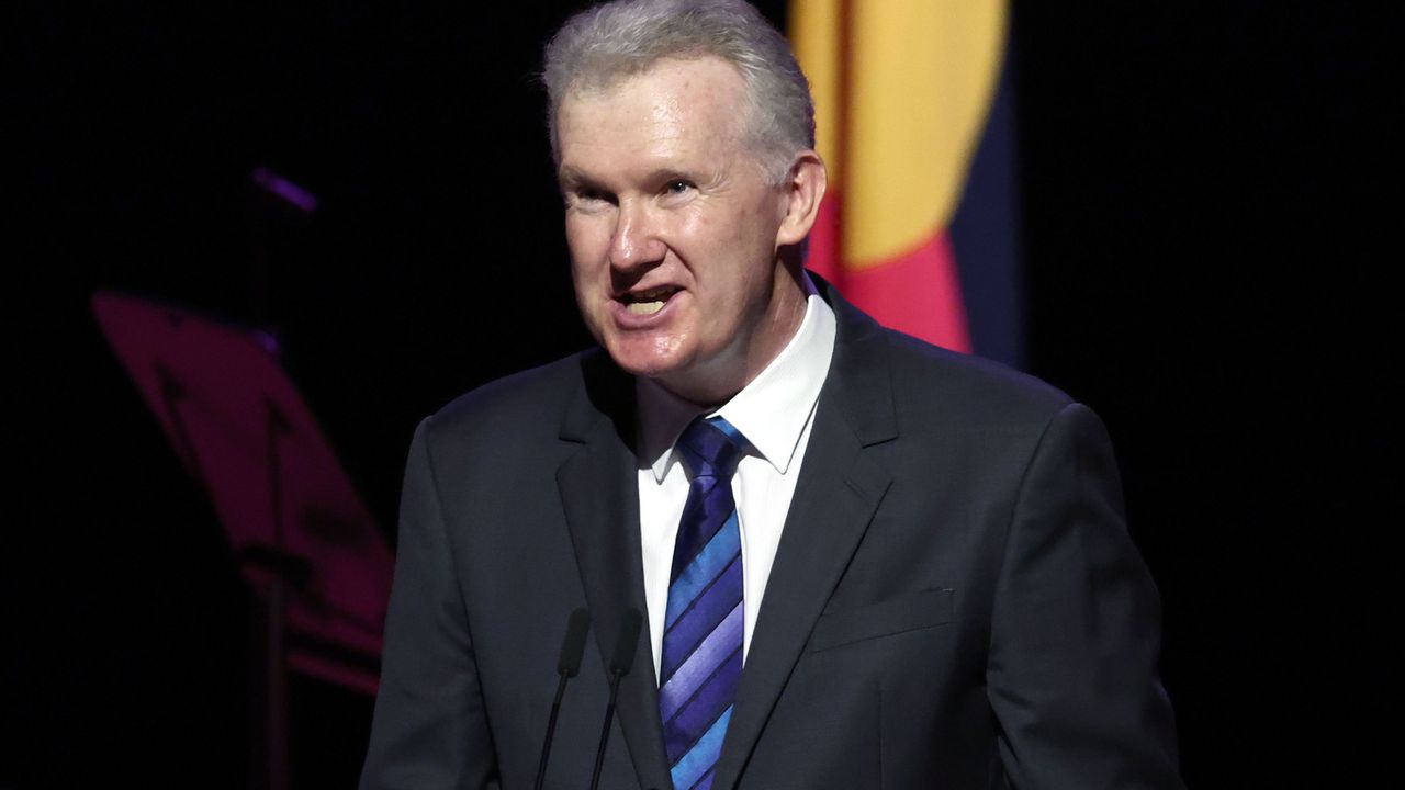 През септември правителството на Австралия подписа споразумение с Науру за