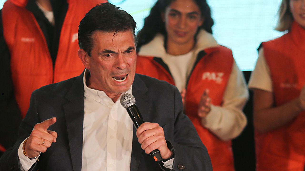 Пас, който е сенатор от Християндемократическата партия, спечели 54,6% от