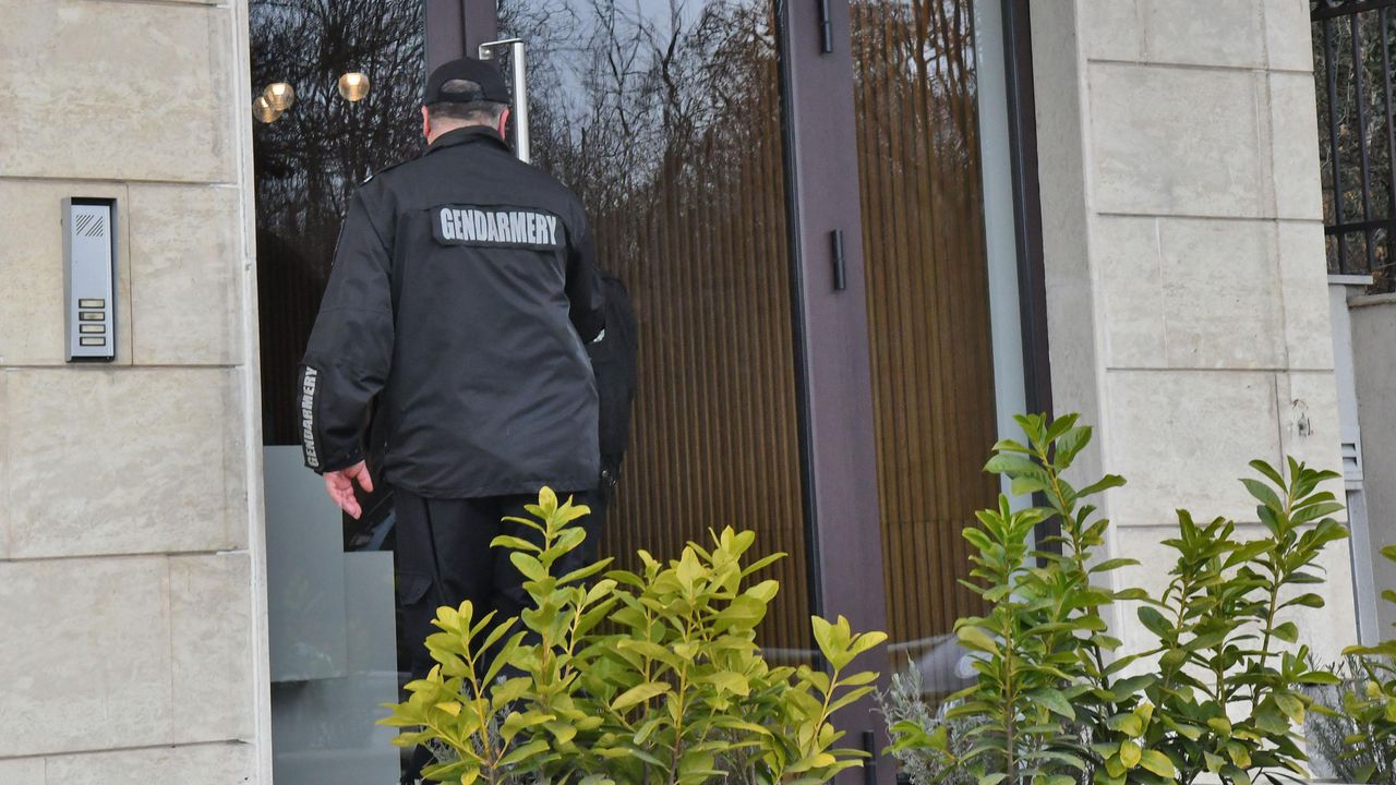 Служителите, които са работили по тези договори, са били освободени