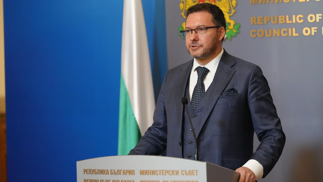 Той също така предположи, че леви хуманитарни групи са в