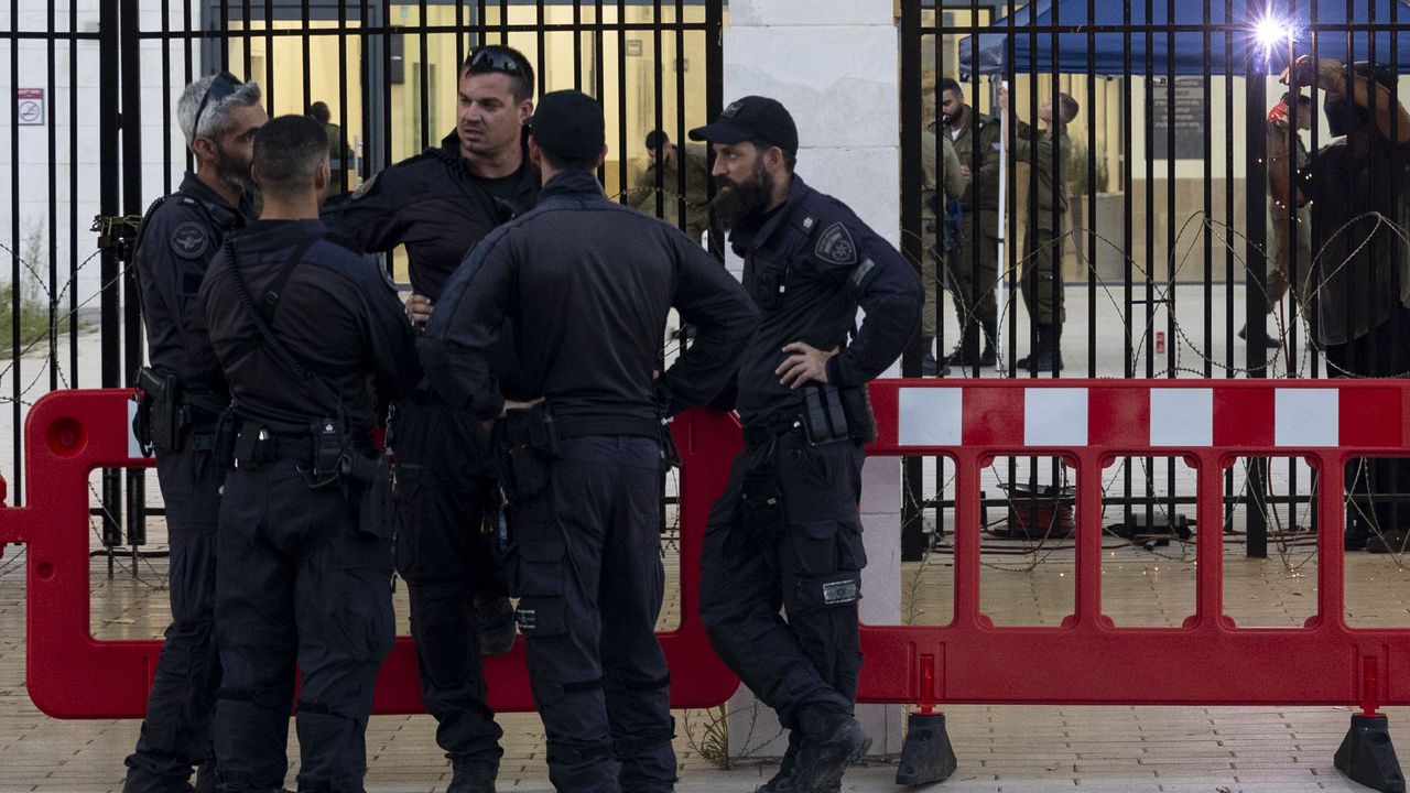 През ноември крадецът е проникнал в апартамент в град Петах