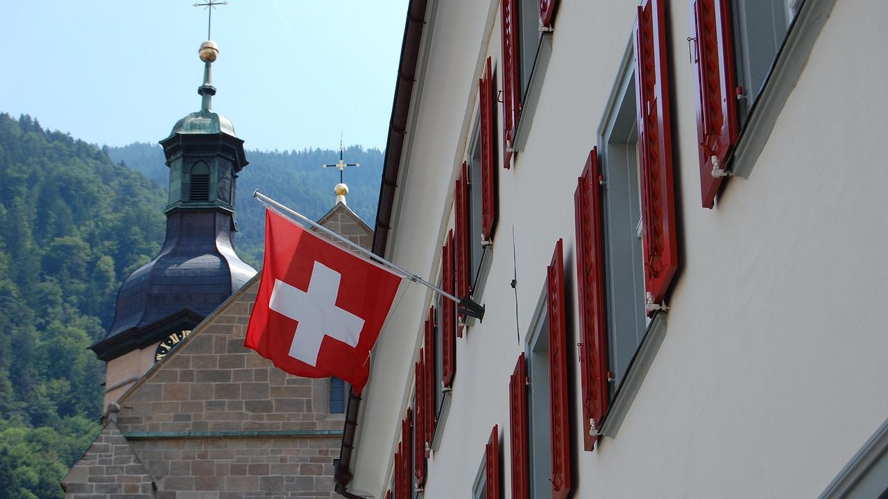 Търговският излишък на алпийската страна миналия месец се е свил