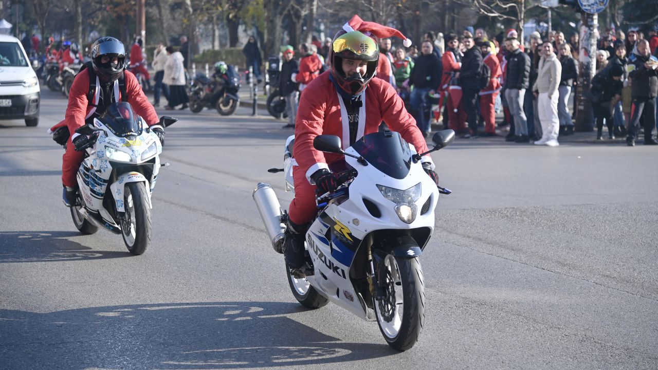 Мотористи, облечени като Дядо Коледа, преминаха по бул. Цариградско шосе