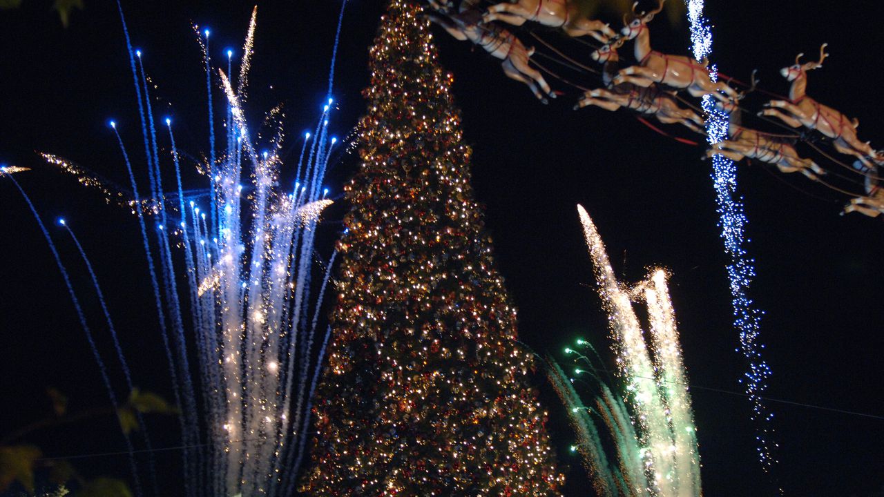 Аматьорският хор към храма репетира за тазгодишната служба. Независимо от