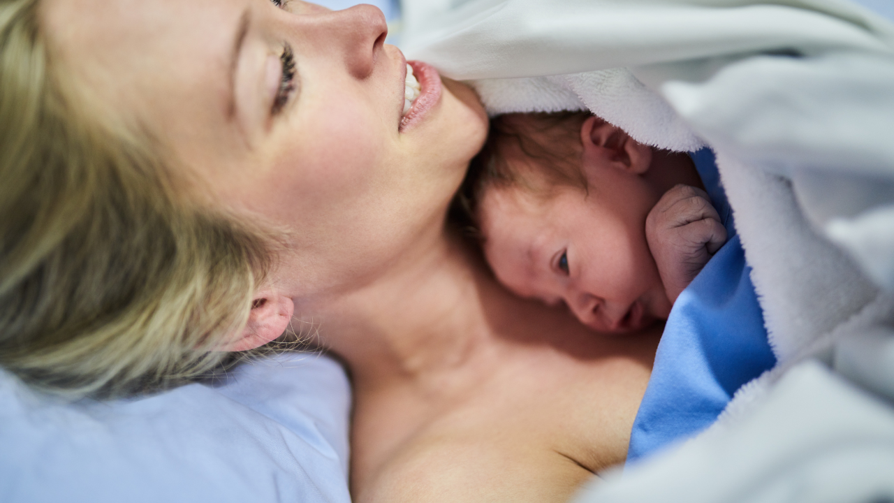 В страната работят близо 3 900 акушерки и 1 500