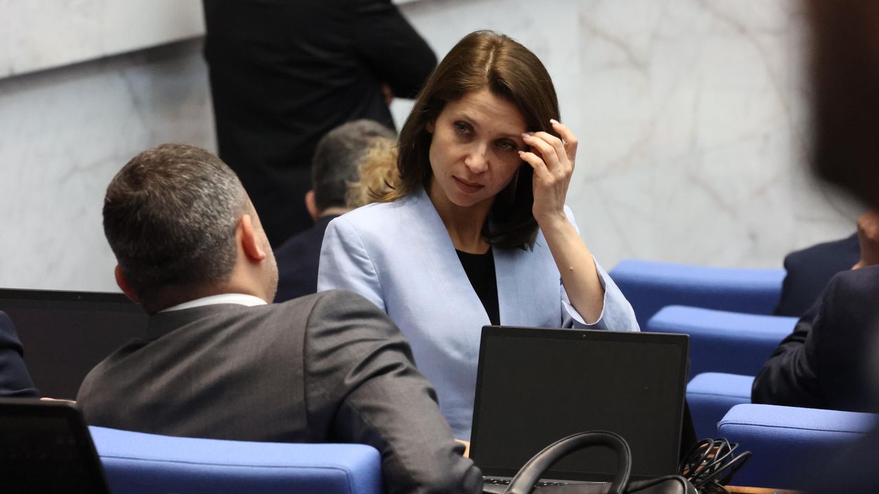 Искра Михайлова: ГЕРБ и синдикатите работят в симбиоза