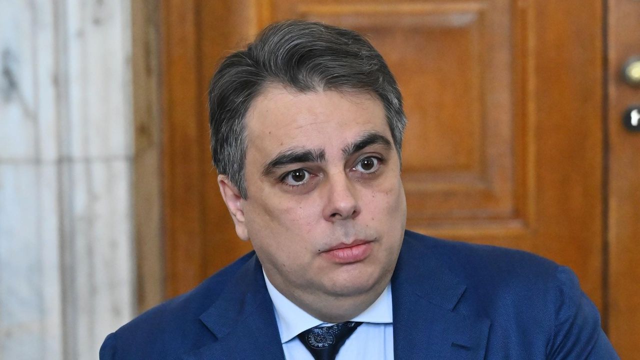 Асен Василев призова Бойко Борисов да се пенсионира