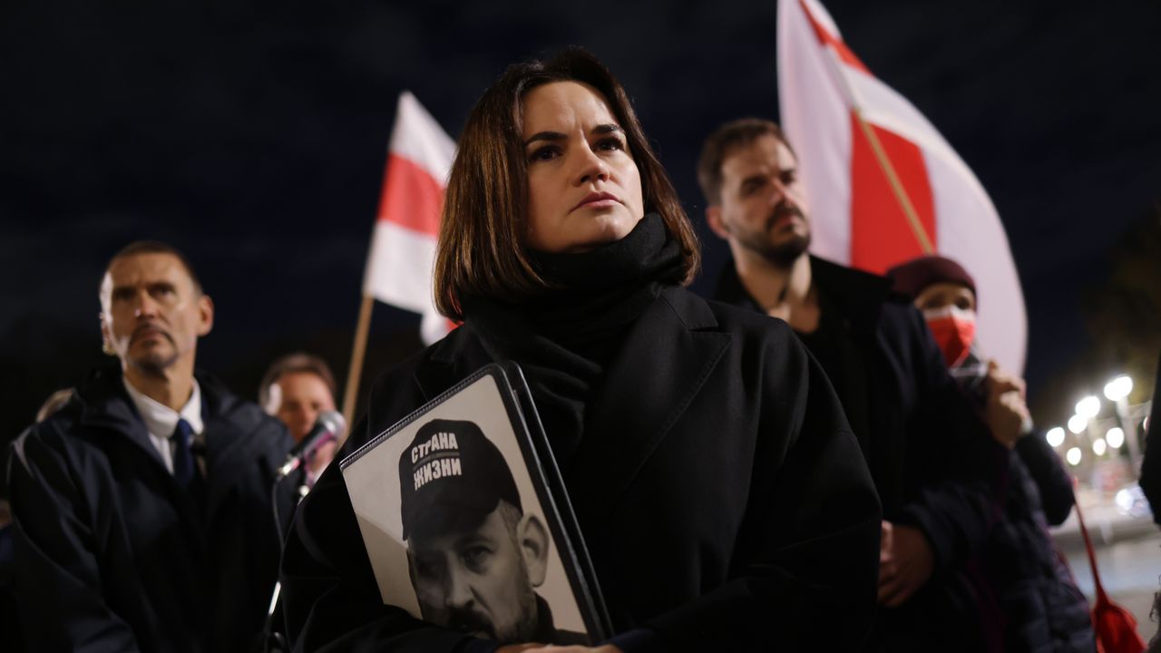 Освободиха от затвора беларуския опозиционен лидер Сергей Тихановски