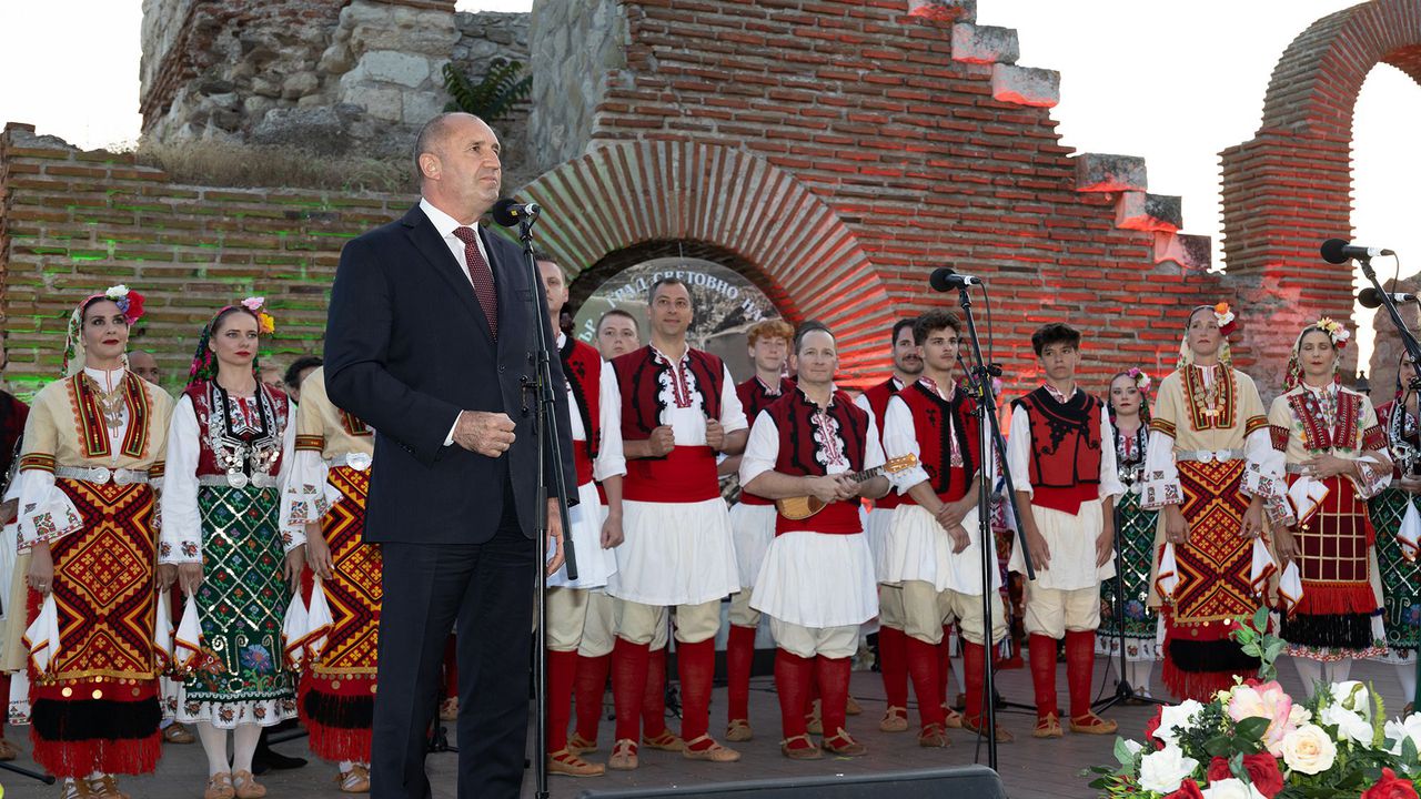Румен Радев удостои с Почетен знак на президента най-стария български фолклорен ансамбъл в САЩ „Отец Паисий“