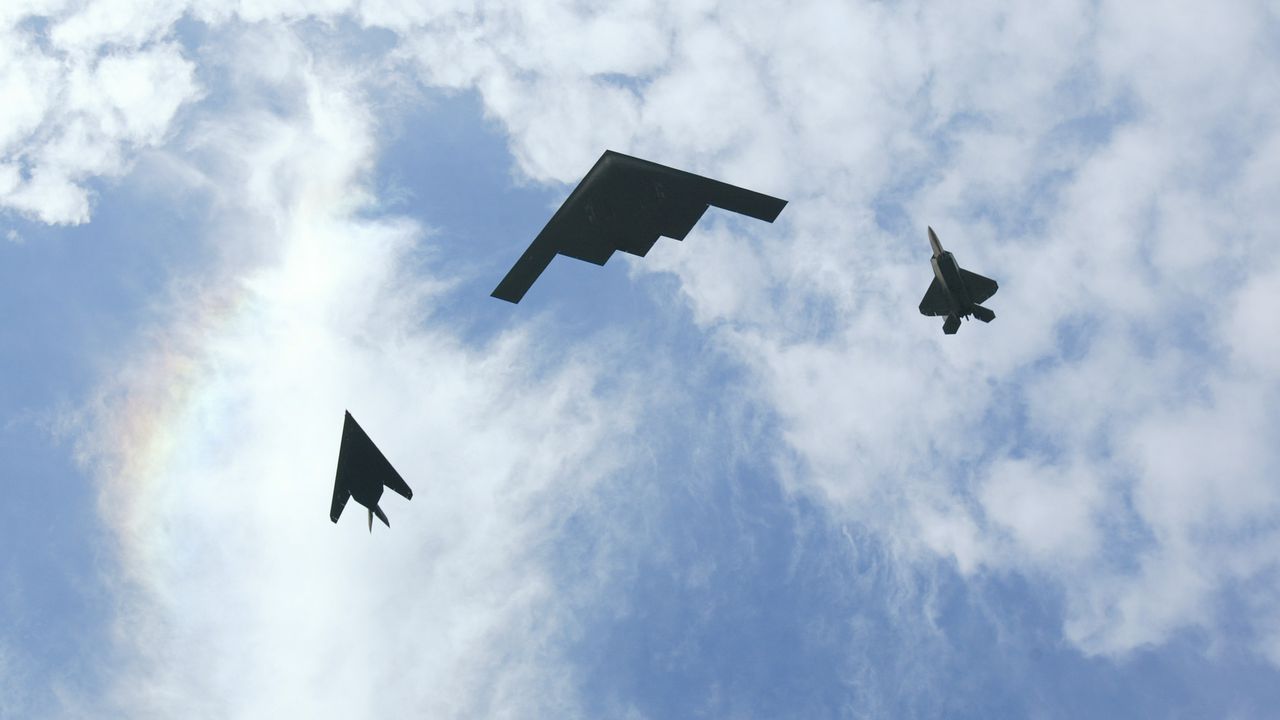 САЩ пращат на 9200 км от Иран бомбардировачи B-2, единствените способни да унищожат ядрената програма