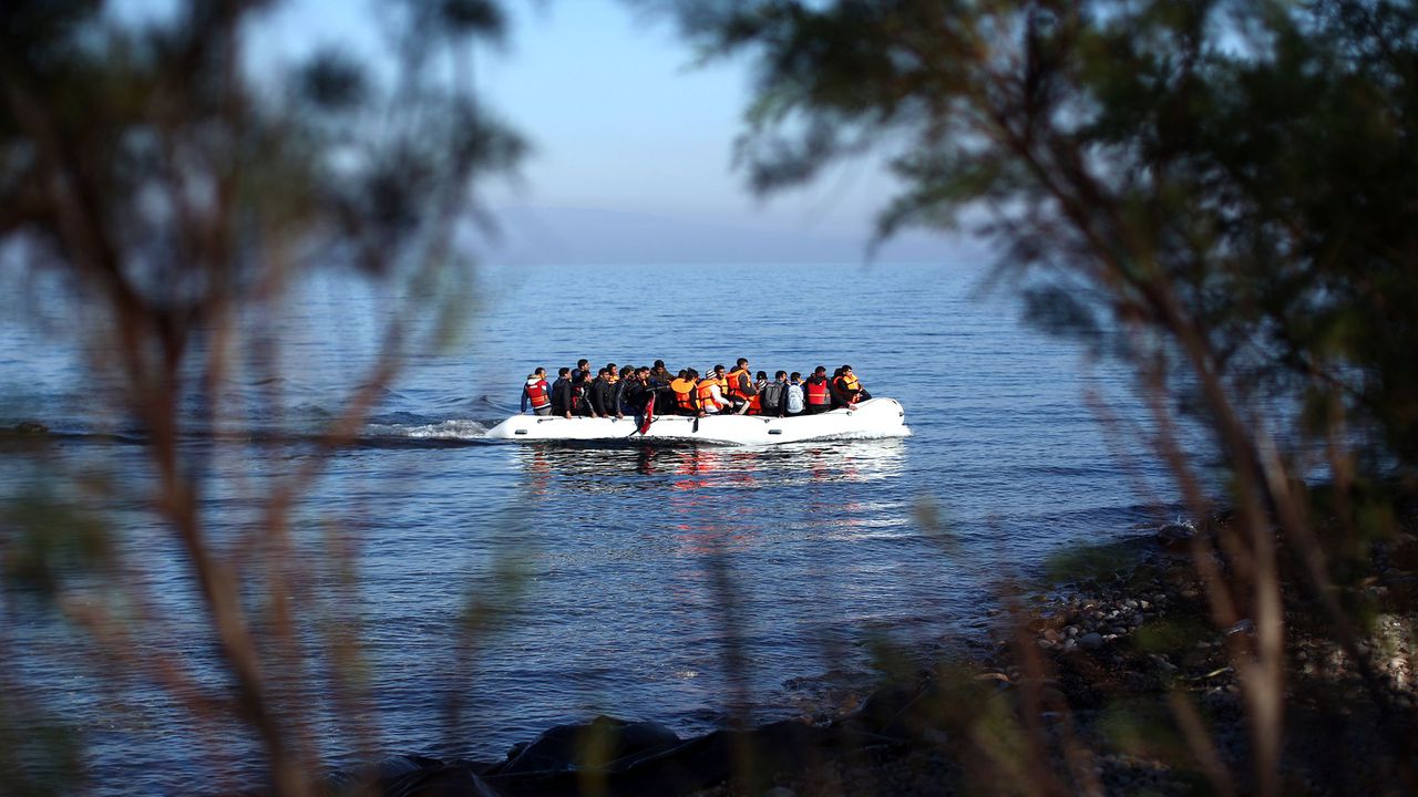 Рекорден брой мигранти са прекосили Ламанша с малки лодки в опит да достигнат Великобритания