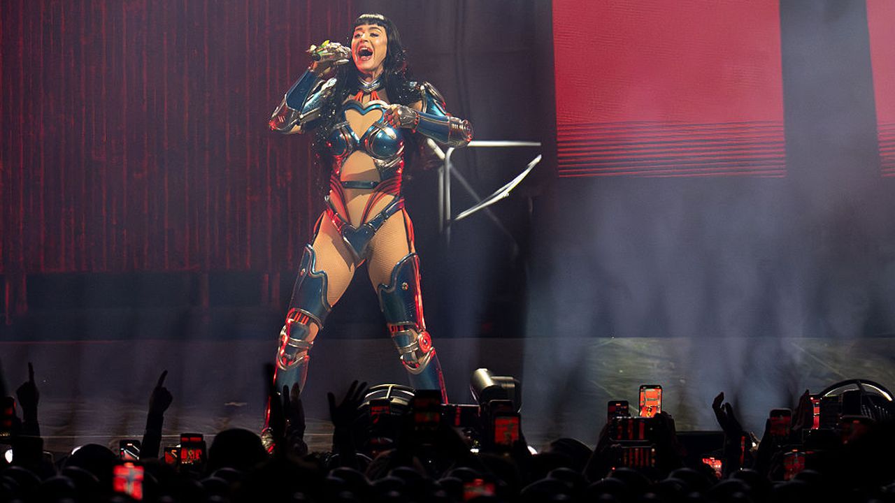 Кейти Пери едва не падна върху публиката по време на концерт