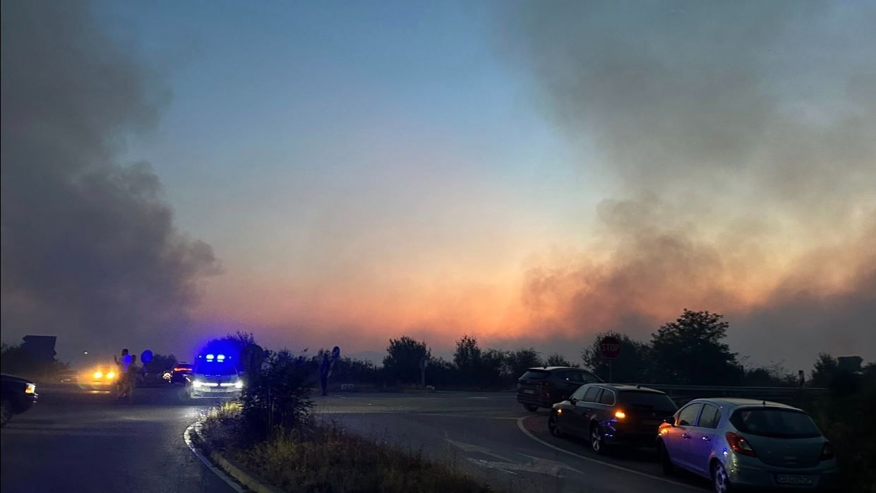 Пожарът край Костинброд се разраства, 20 къщи са изгорели