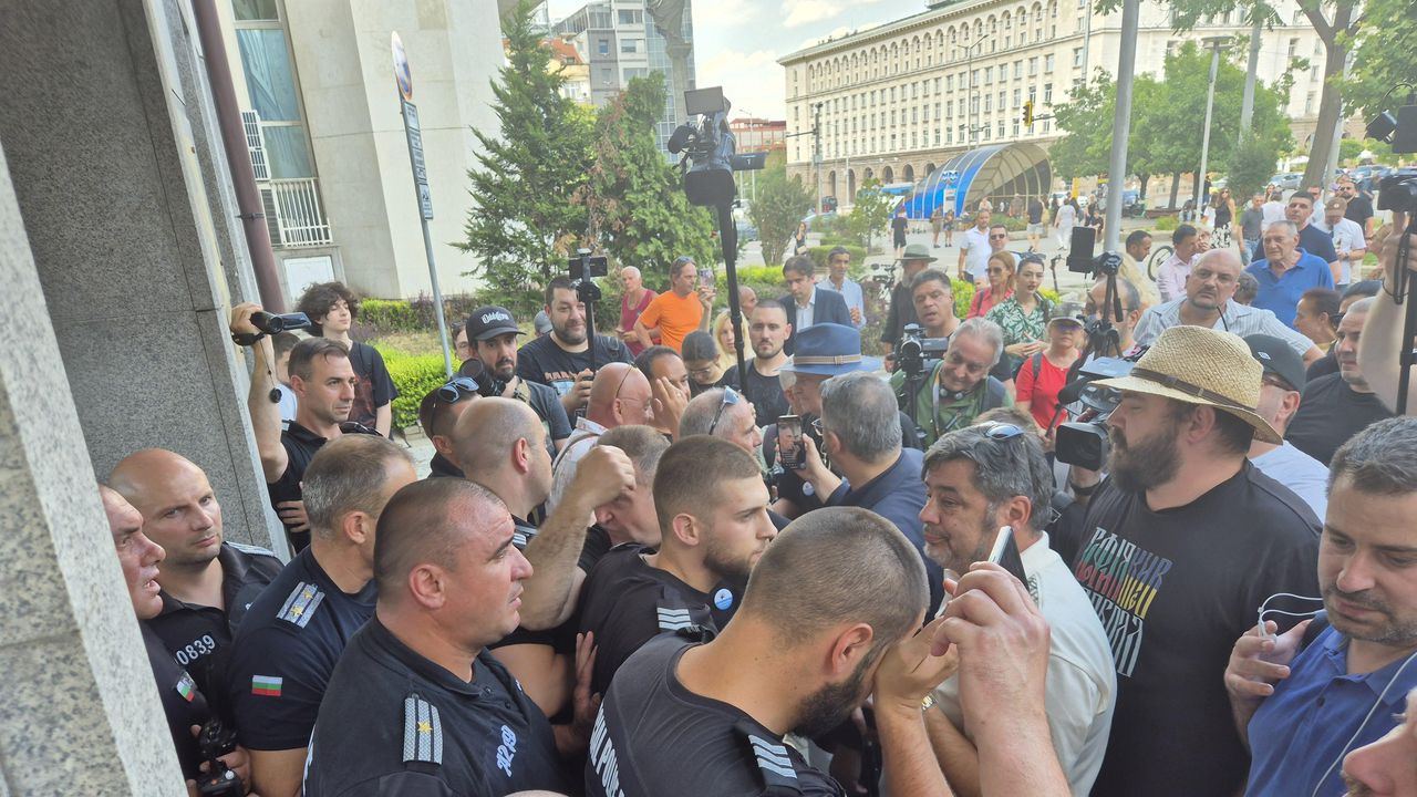 Провежда се протест на БОЕЦ пред сградата на Комисията за