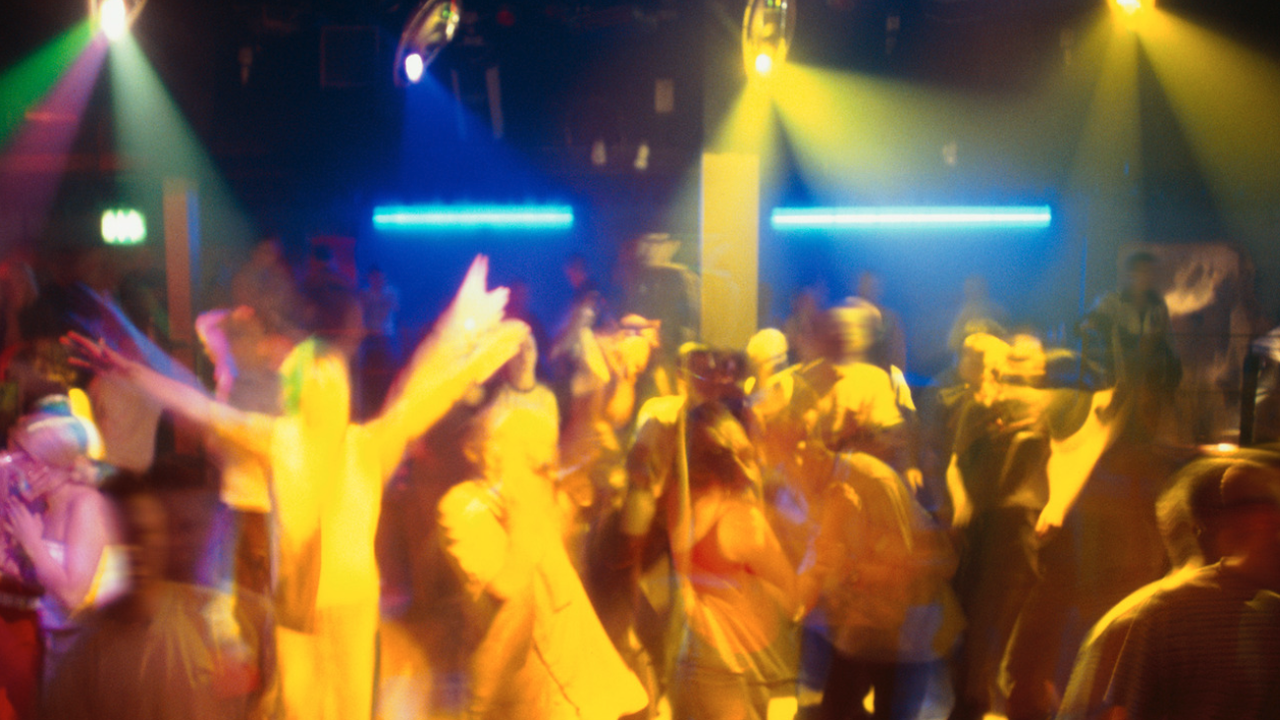 212 флакончета с райски газ, множество балони и 48 непълнолетни