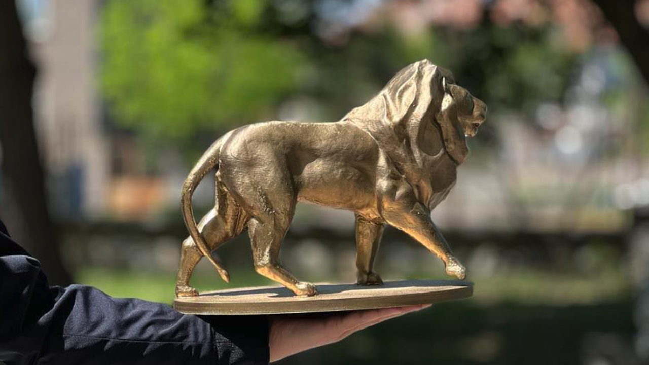 Учителят Славчо Свиленов и съмишленици вдигат военен паметник в гр.