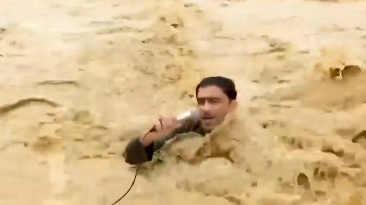 Репортерът от Пакистан Али Муса Раса бе отнесен от придошлите