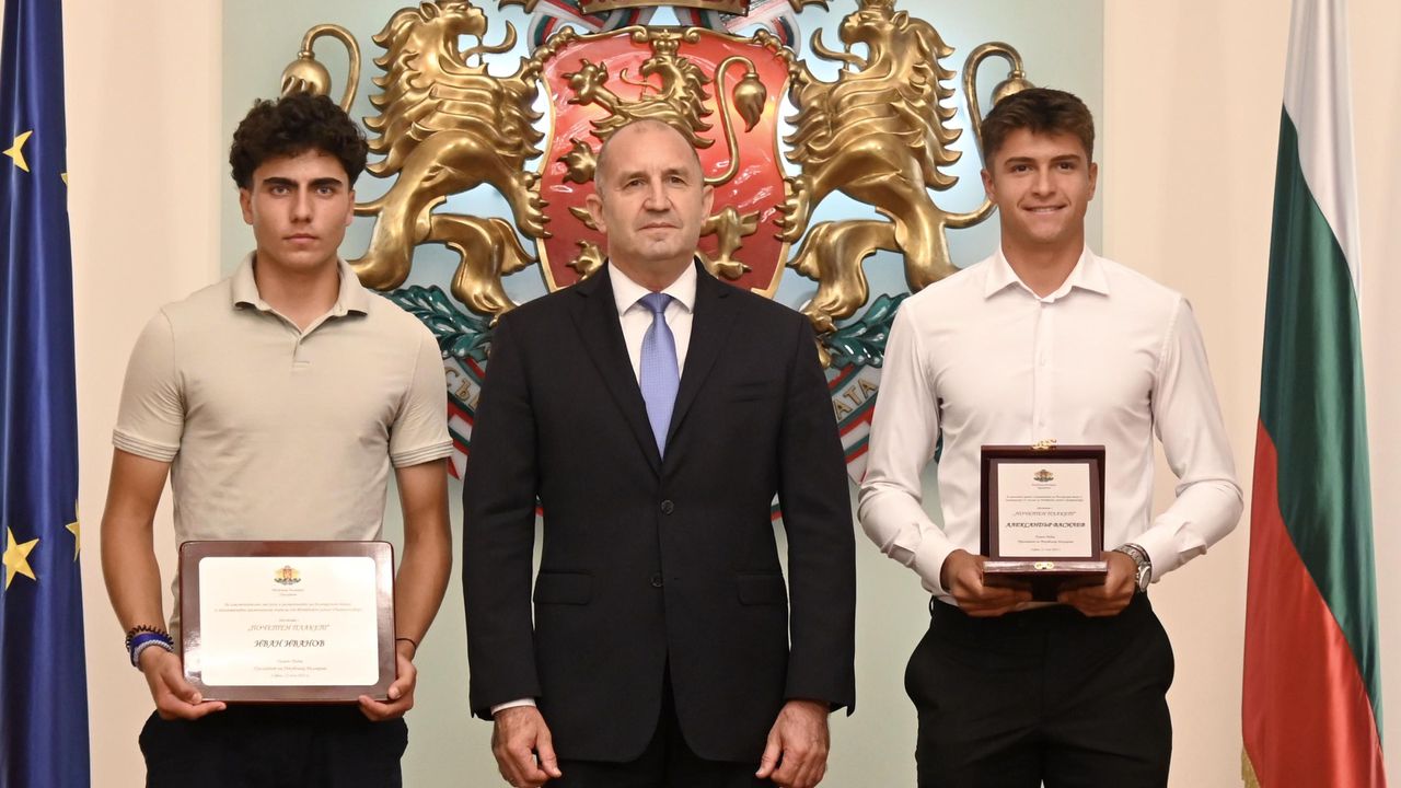 Държавният глава Румен Радев нагрди тенесистите Иван Иванов и Александър