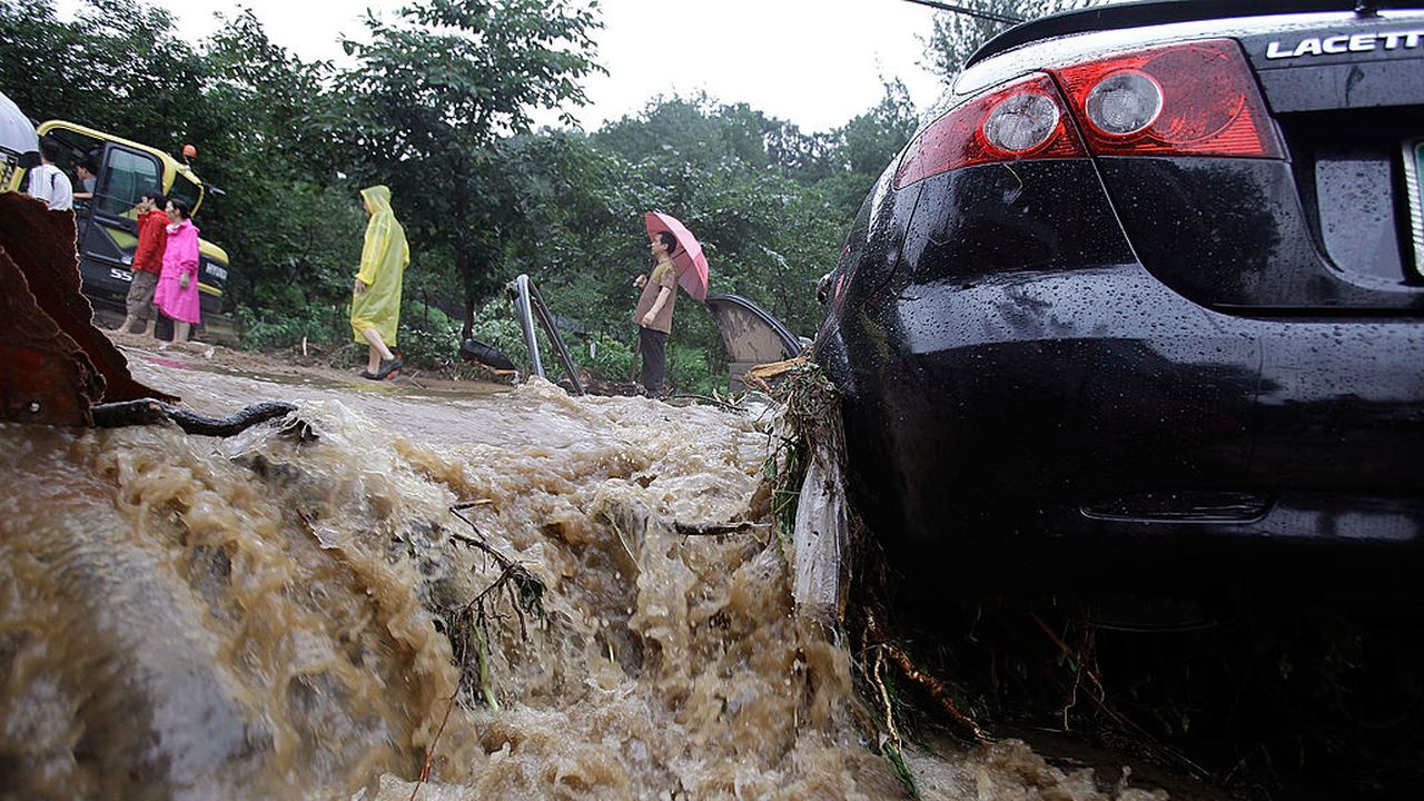 Най-малко 18 души загинаха и 9 са в неизвестност след