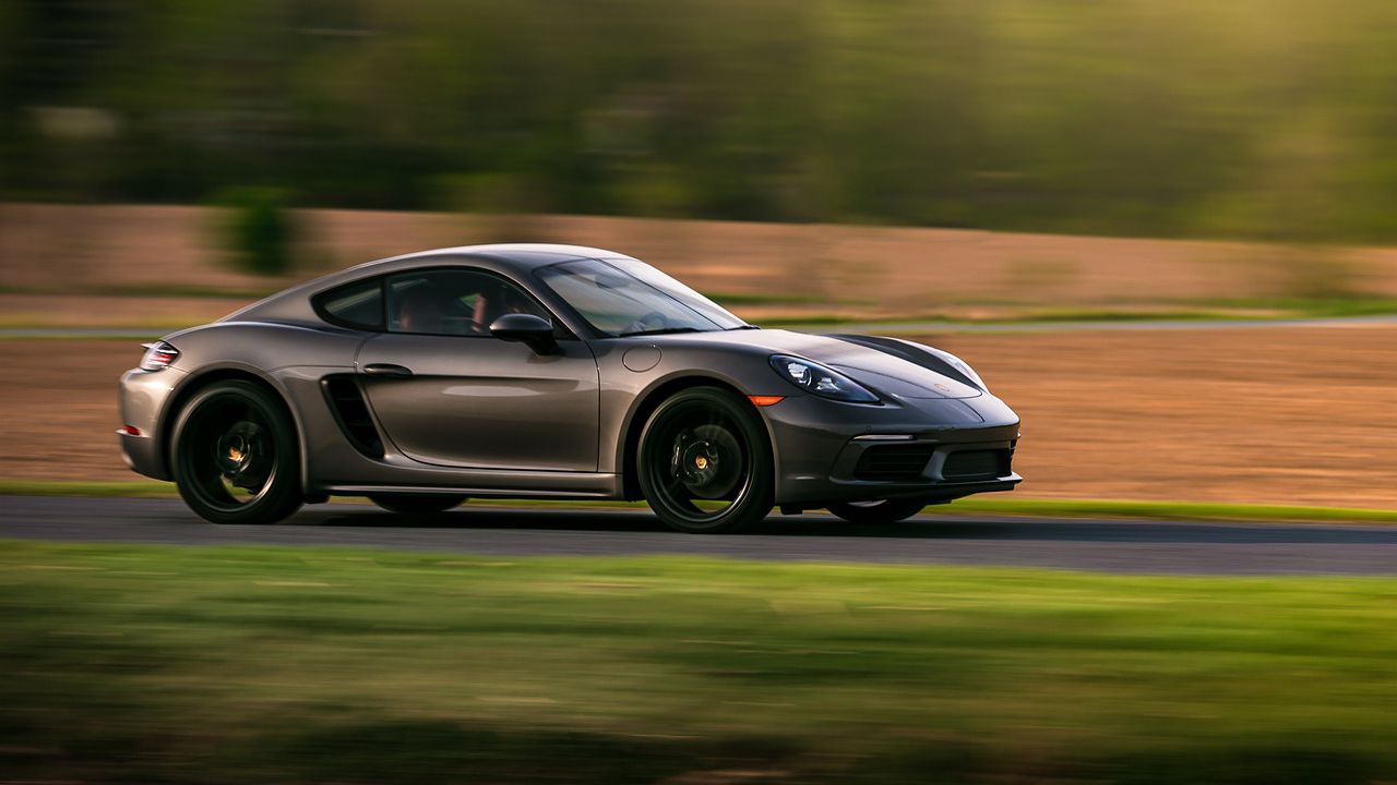 Колите с гърмящи и прекалено шумни ауспуси и демонстративното шофиране