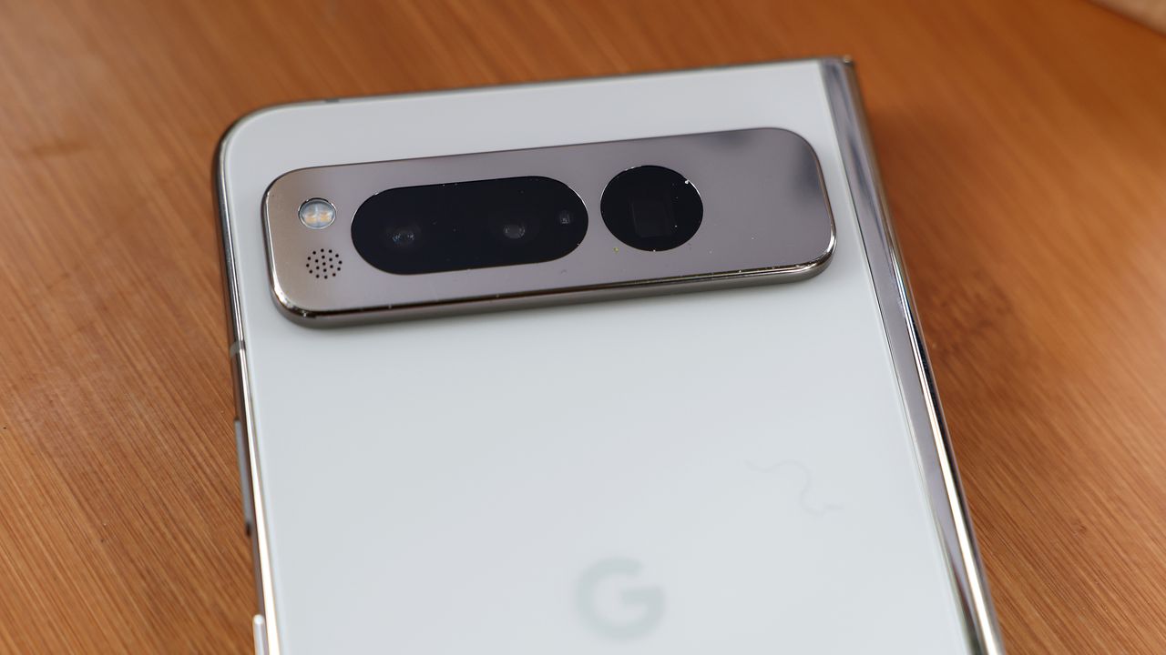 "Гугъл" се противопоставя на "Епъл" с нови смартфони, заредени с изкуствен интелект