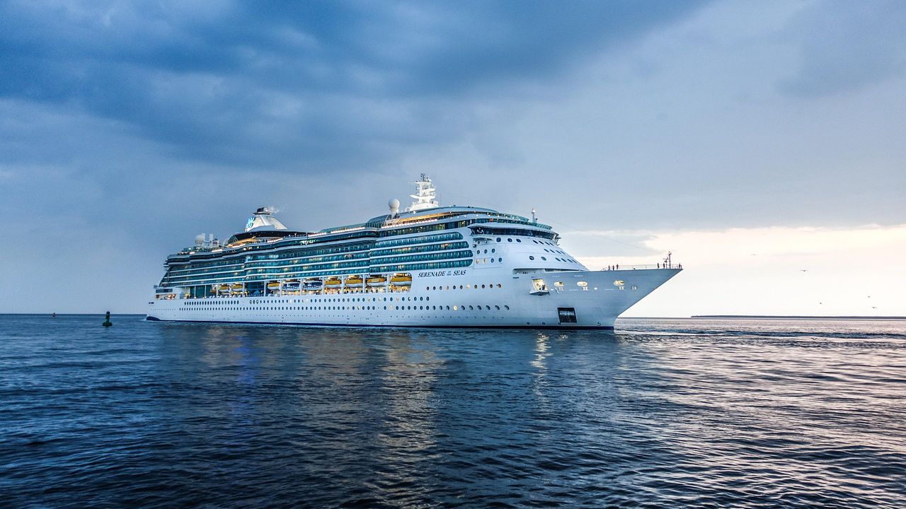 Издирват пътник паднал от круизен кораб в Мраморно море