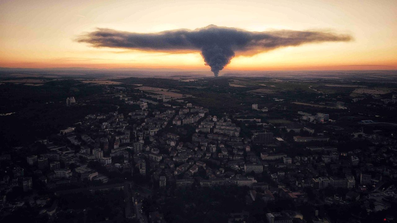 Запалиха се утайници с петролни продукти в района на бивша рафинерия край Плевен, пожарът е локализиран