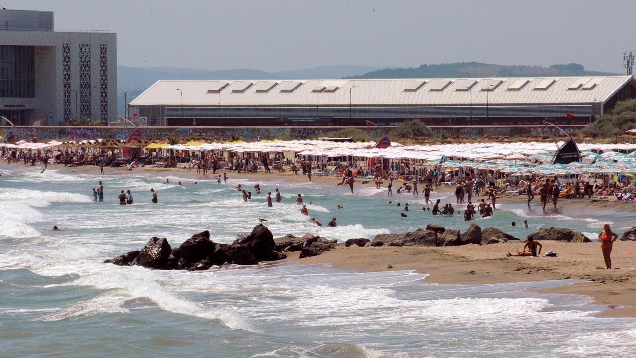 В края на септември топлото време напълни плажа в .