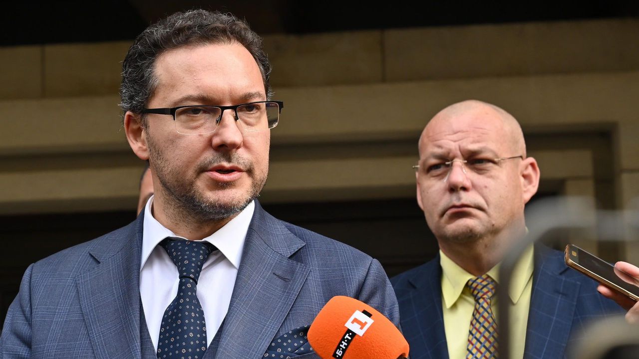 Тя важи както за полицаите, така и за администрацията в