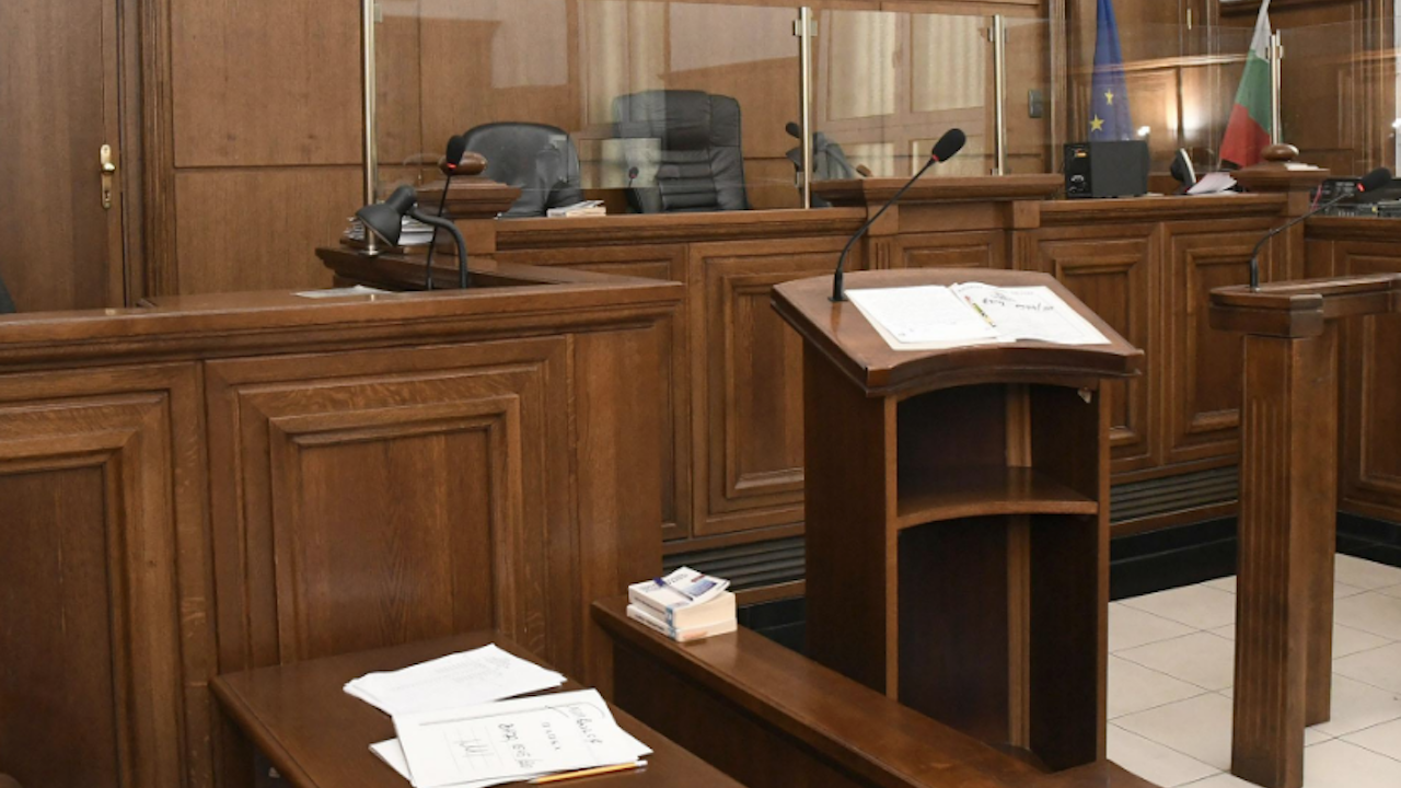 Съдебното заседание беше прекъснато по-рано днес заради това, че се