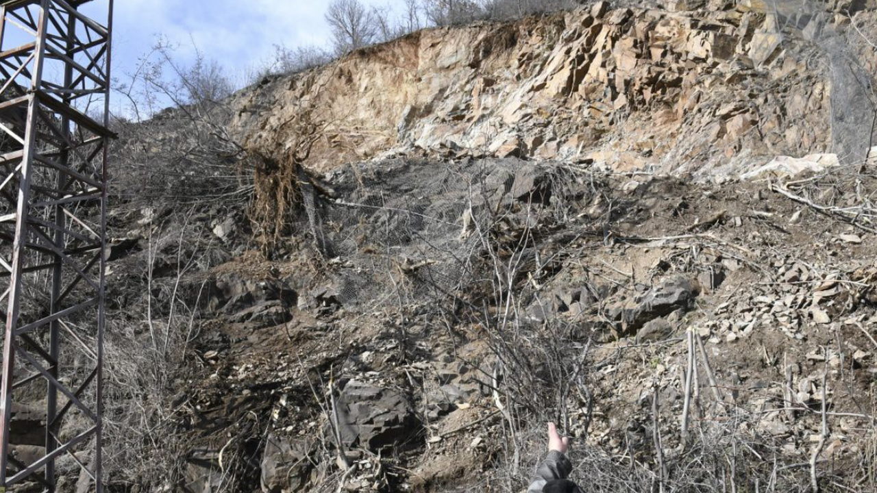 Временно движението по главен път Е-79 Благоевград – Кресна се