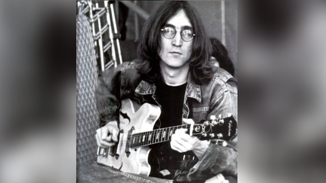 Още от самото начало Джон Ленън е запленен от всички