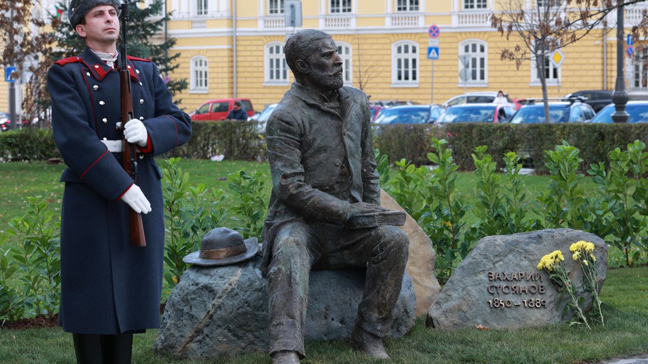 Паметник на Захарий Стоянов беше открит днес до историческата сграда