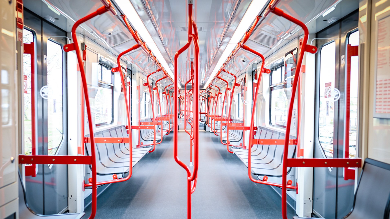 Първият от осемте нови метровлака вече е в столицата. С