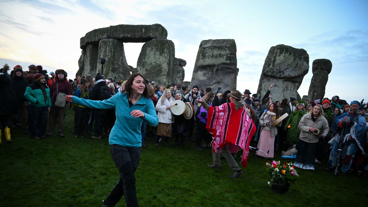 Повечето пристигнаха, облечени в различни костюми, преди зазоряване и чакаха