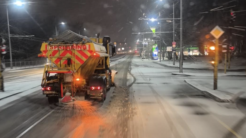 Във връзка със снеговалежите в София през тази нощ са