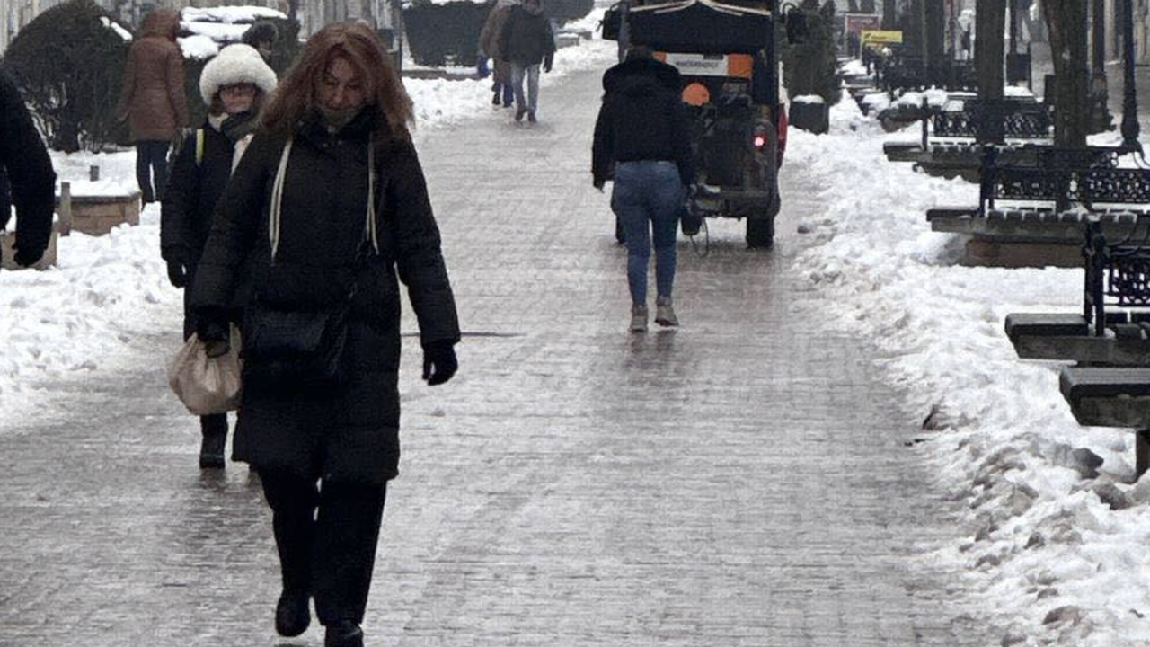 Русе осъмна в лед.Наличната техника и служители са на терен