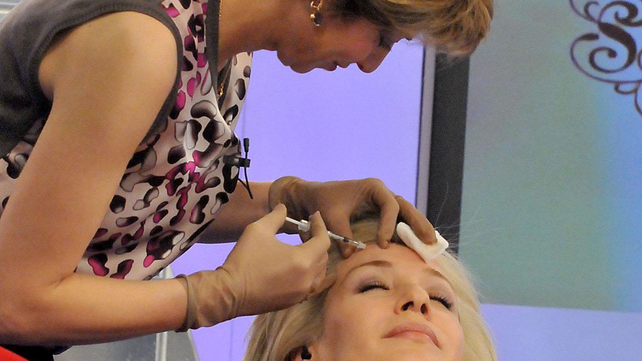 Потрес! Майка инжектира ботокс на 8-годишната си дъщеря