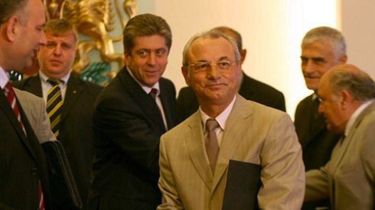 Доган и Първанов в учебника за шести клас