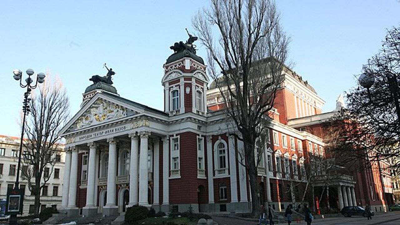 Градинката пред Народния театър с безплатен интернет