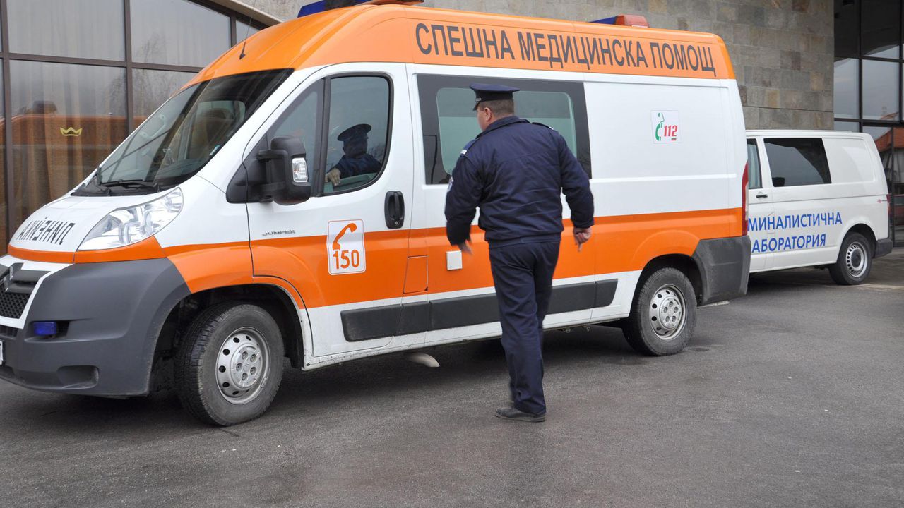 Мотопедист нацели пътен знак