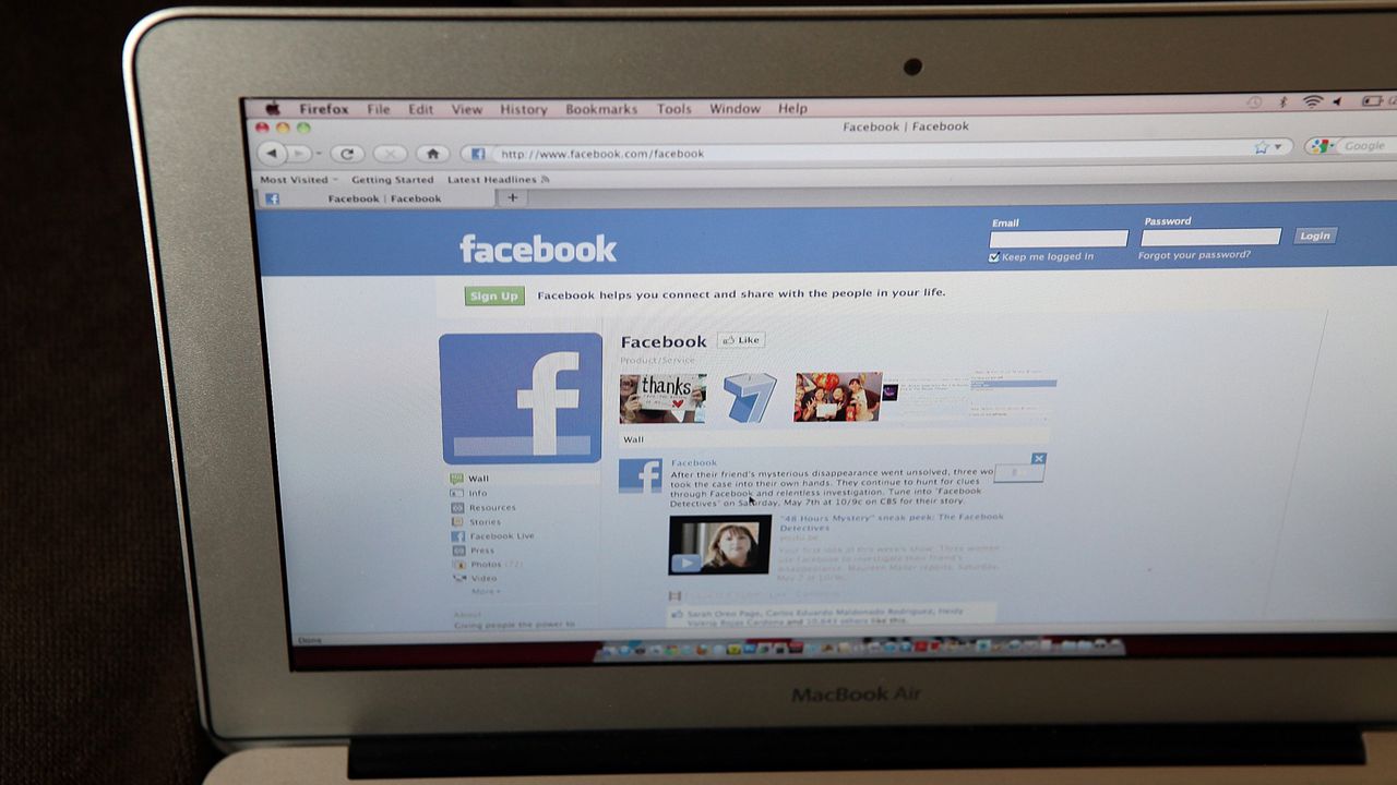 Жена си татуира снимките на 152 приятели от Facebook