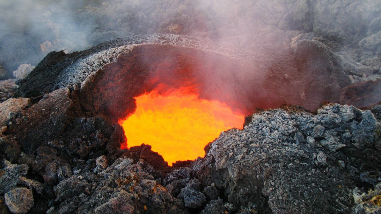 Международното летище в Катания е отворено след изригване на вулкана Етна