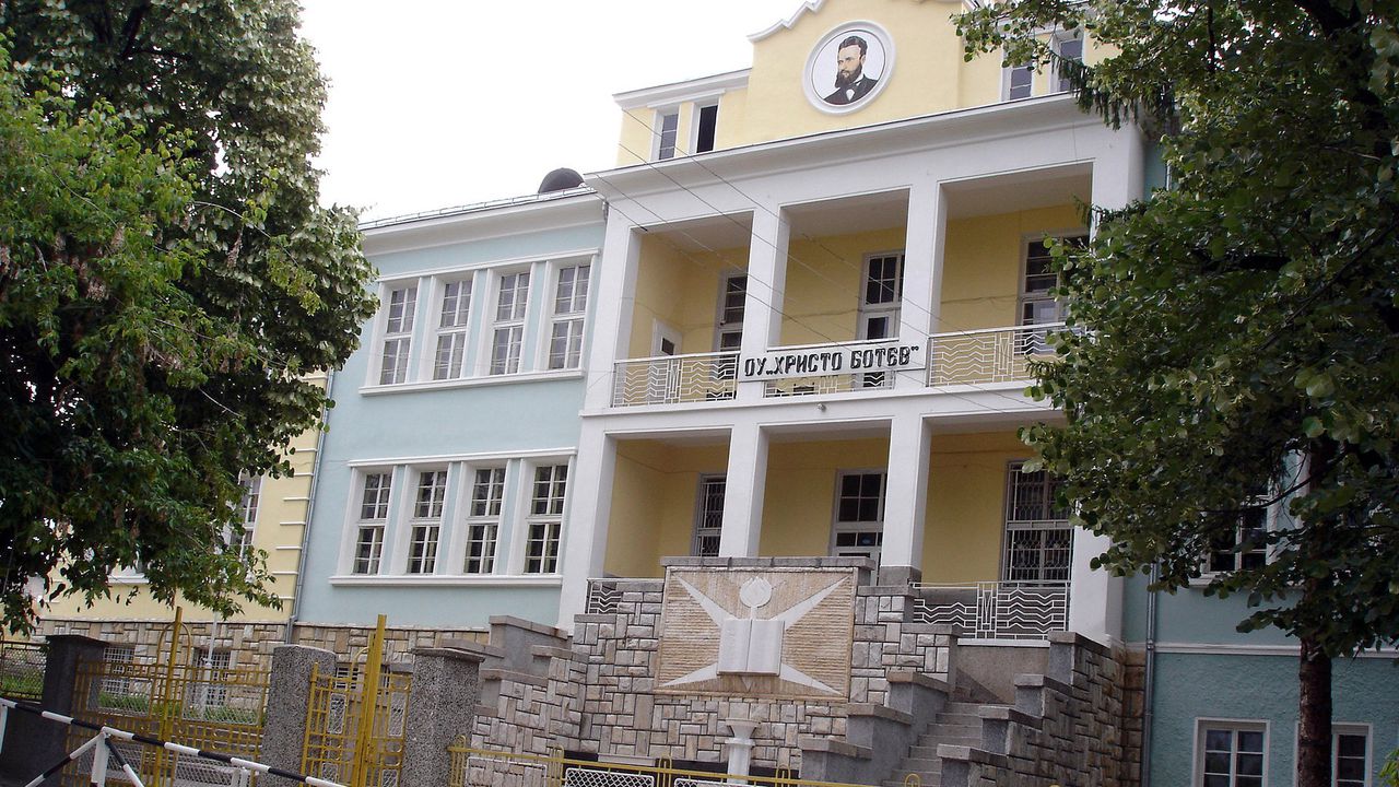 Синдикатите скочиха срещу училищни директори